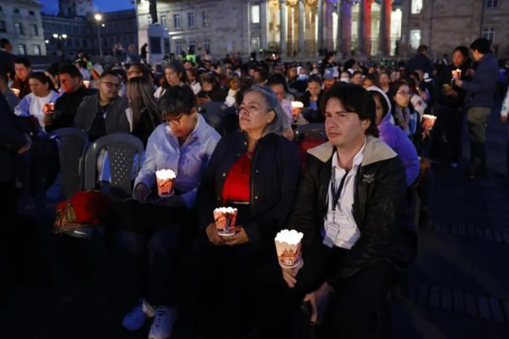 Personas participan en una velatón por las víctimas del terremoto de magnitud 7,4 del 10 de agosto, este viernes en la Plaza de Bolívar, en Bogotá (Colombia). Foto EFE