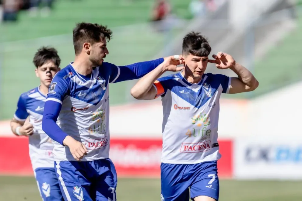 Cáceres (der.), de GV San José, festeja su primer gol de penal junto a sus compañeros. Foto: GV San José.