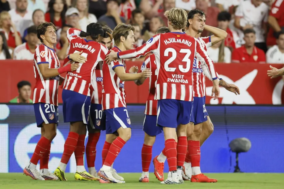 Futbolistas del Atlético de Madrid festejan por uno de sus goles. Foto: EFE.