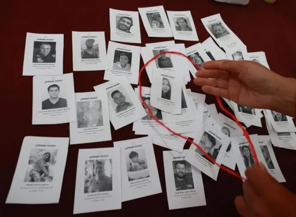 Una persona muestra imágenes de personas desaparecidas en la Ciudad de México (México). Imagen de archivo. EFE