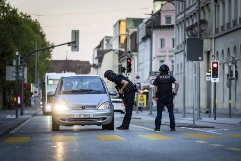Agentes de policía patrullan una calle en el centro de Aarau, Suiza, el 30 de agosto de 2026. Un tiroteo ocurrió durante un evento en el Schachen de Aarau a última hora de la tarde del 29 de agosto. Foto EFE