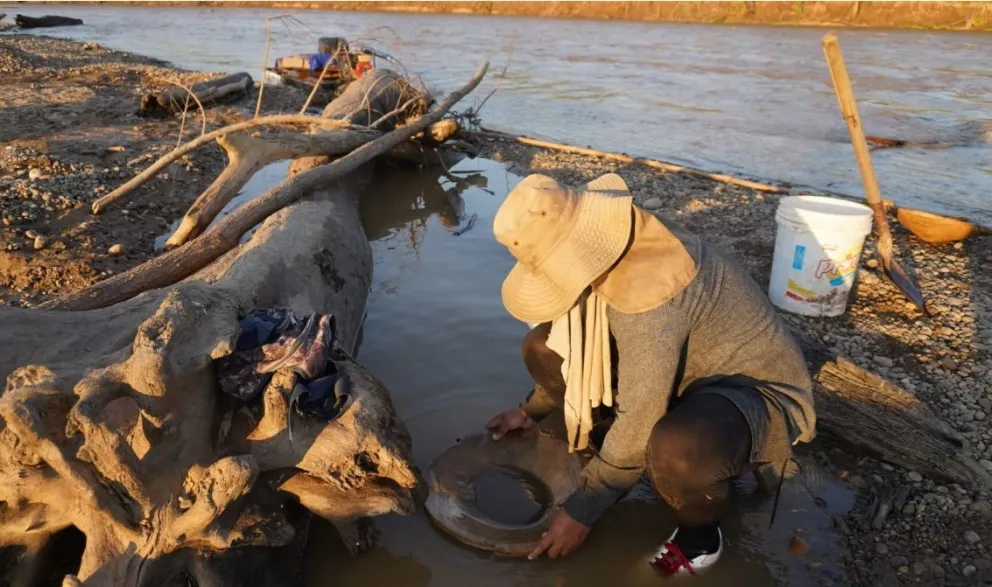 En el río Beni la minería avanza sin control. Hay pobladores que realizan una minería artesanal utilizando mercurio. Las aguas de ese afluente están contaminadas. Foto: Javier Mamani