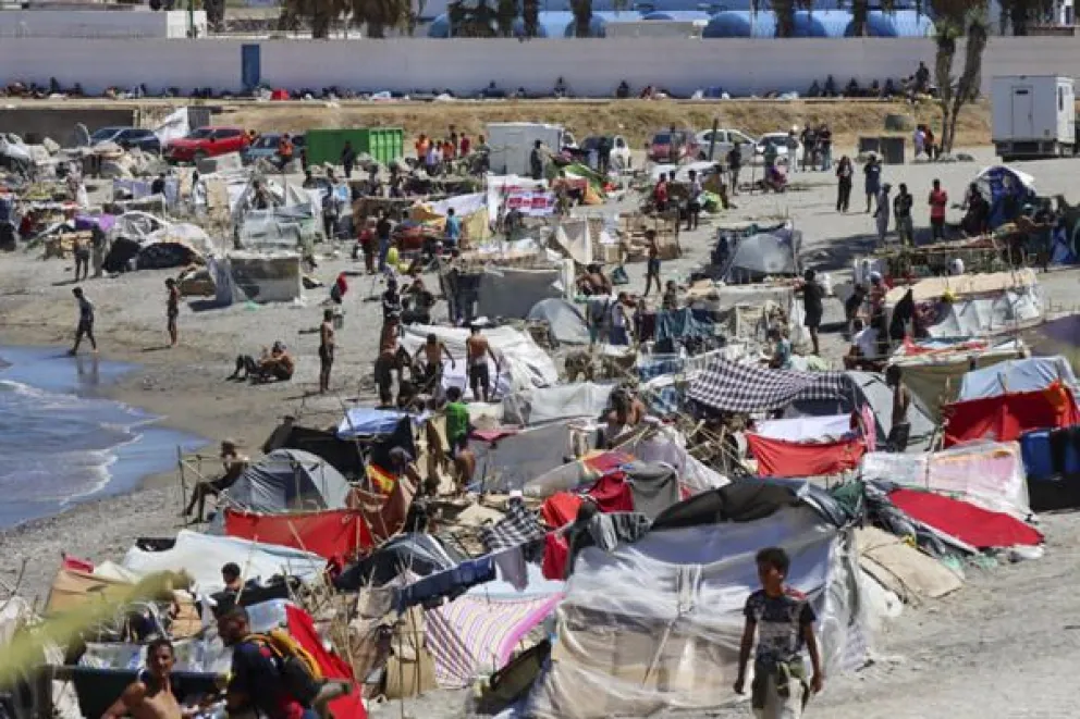 Foto de archivo de la playa del Trampolín de Ceuta, el viernes 28 de agosto de 2026, tras los incidentes violentos registrados contra los migrantes en el día anterior. Foto EFE