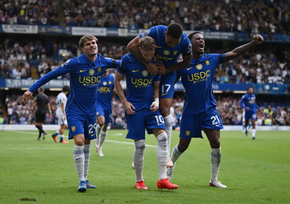 Jugadores del Chelsea festejan uno de sus goles. Foto: EFE.