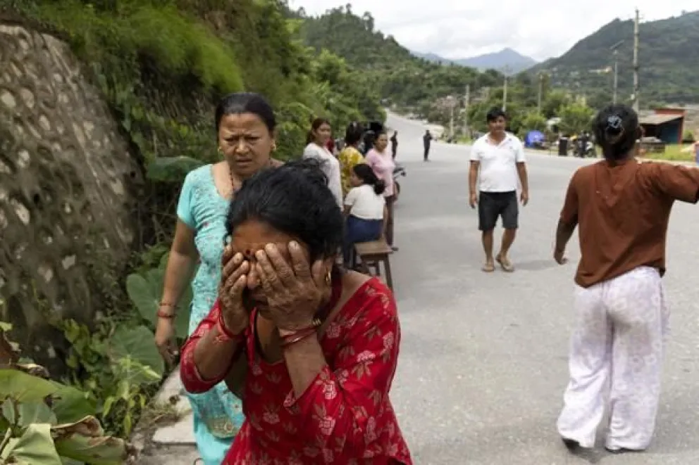 Los vecinos son evacuados de sus hogares a orillas del río Trishuli, ante la subida del nivel del agua, en el distrito de Dhading (Nepal), el 30 de agosto de 2026. Foto EFE