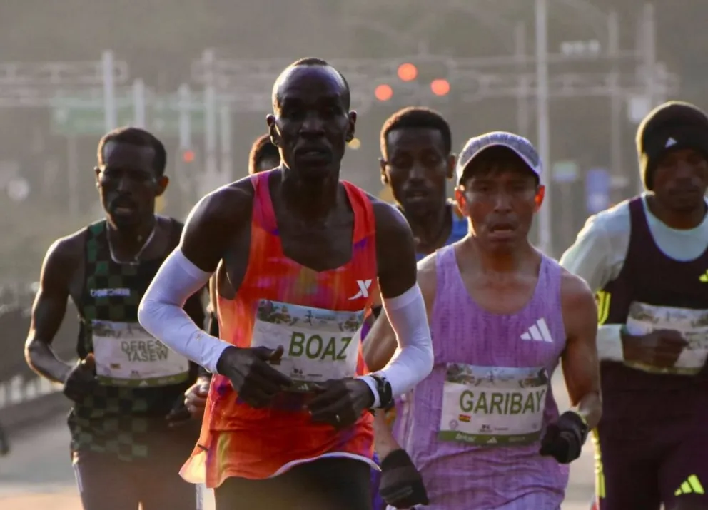 Garibay (de morado), en plena prueba azteca. Foto: Maratón de México.