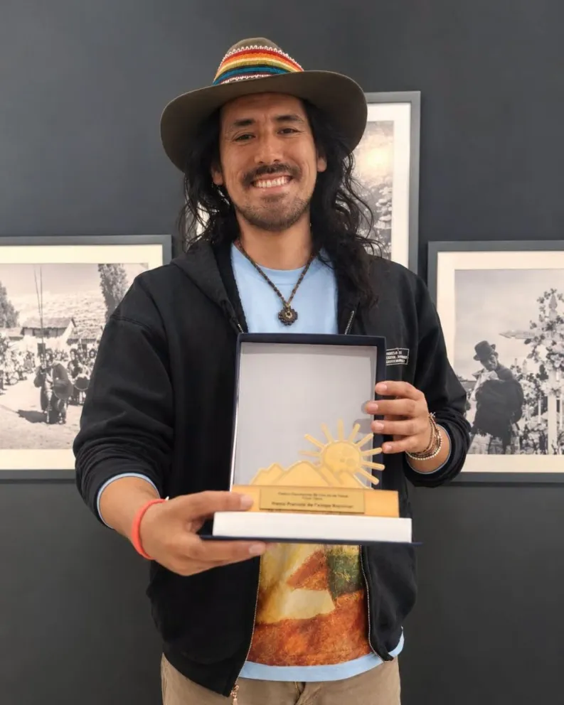 Con mucha alegría compartimos esta fotografía de nuestro coproductor peruano, Diego Sarmiento, celebrando este hermoso reconocimiento, sostiene el mensaje del equipo de producción de "La hija del Cóndor". Foto La hija Cóndor.