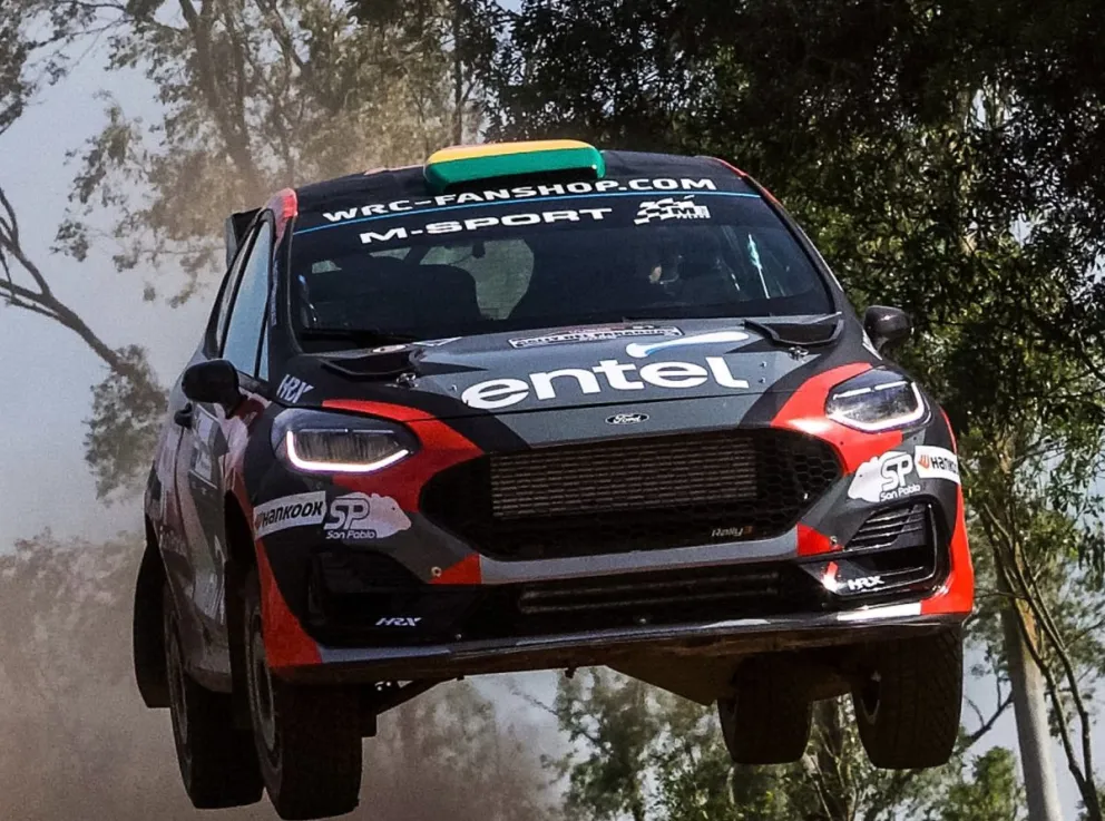 Bruun va a toda velocidad sobre su coche en Paraguay. Foto: Prensa Bruun.