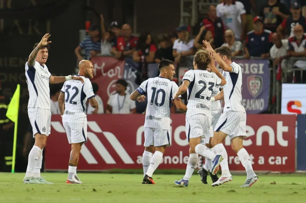 Futbolistas del Inter celebran el tanto del triunfo. Foto: EFE.