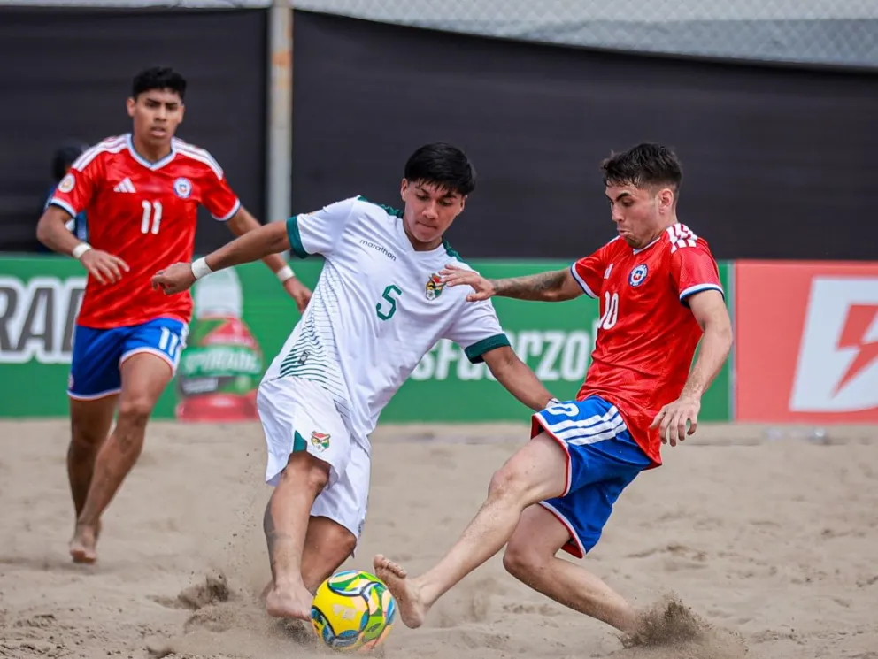 Incidencia entre Bolivia (de blanco) y Chile. Foto: Conmebol.