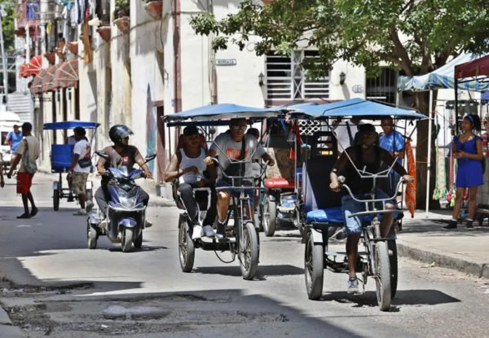 En las calles de La Habana, los rostros y vivencias de muchos cubanos expresan más que palabras: cansancio, estrés, y también desesperanza. Foto EFE