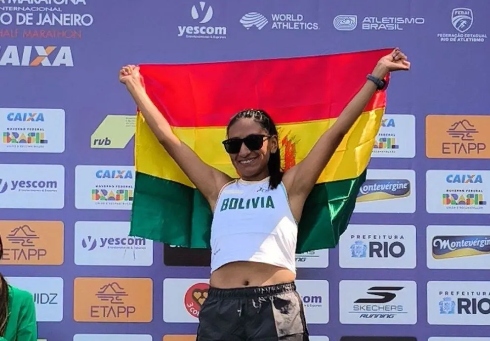 Camargo con la tricolor nacional en una pasada carrera. Foto: Jhoselyn Camargo.