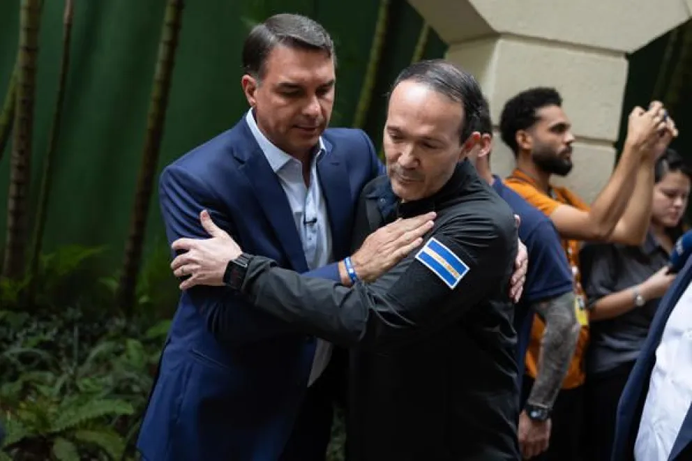 El candidato a la presidencia de Brasil, Flávio Bolsonaro, saluda al ministro de Justicia y Seguridad Pública de El Salvador, Gustavo Villatoro, este domingo en Sao Paulo (Brasil). Foto EFE