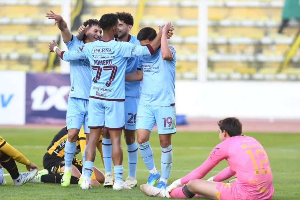 Los futbolistas celestes celebran uno de sus goles. Foto: Agencia Marka Registrada.