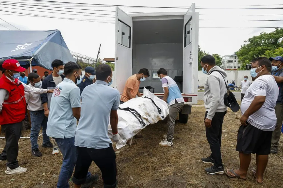 Los equipos de emergencia traslada una víctima mortal de las riadas que golpearon el norte de Nepal. Foto: EFE