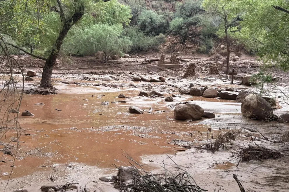 Los restos de los pilares de un puente de piedra destruido debido a una crecida repentina del arroyo Bright Angel en Arizona (EEUU). Foto: EFE