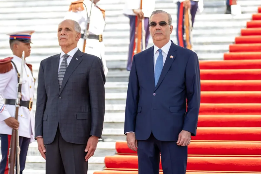 El mandatario Luis Abinader (d) junto al presidente de Honduras, Nasry 'Tito' Asfura, en el Palacio Nacional en Santo Domingo (República Dominicana). Foto: EFE