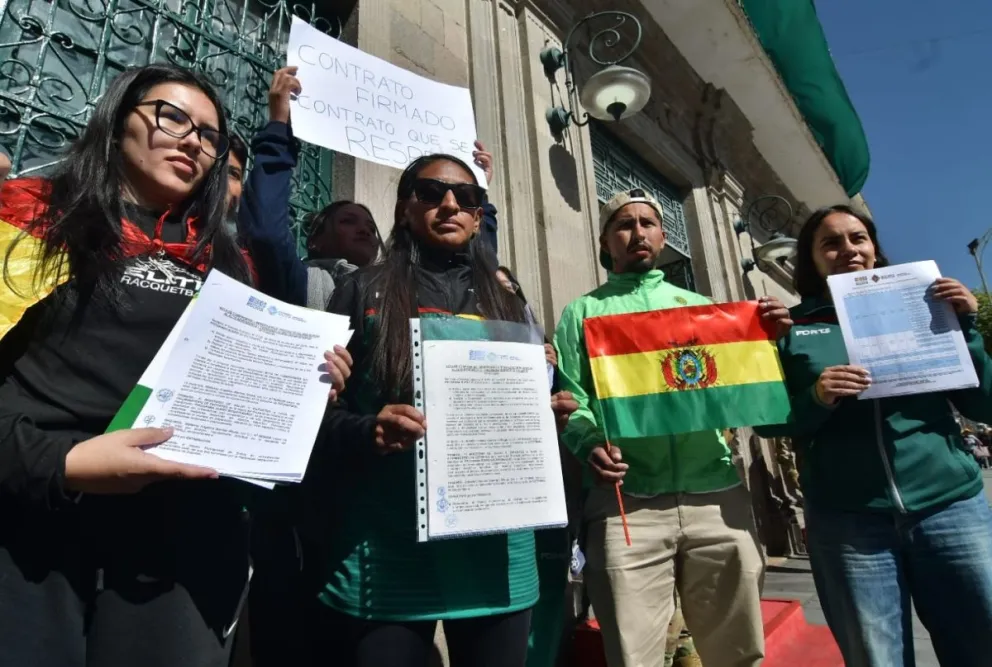 Atletas bolivianos en uno de los reclamos públicos que hicieron a las autoridades. Foto: APG