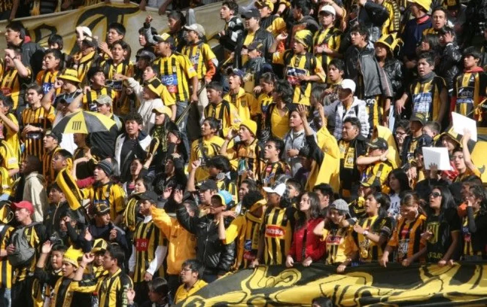 Hinchas de The Strongest en un partido del equipo en el estadio Hernando Siles.