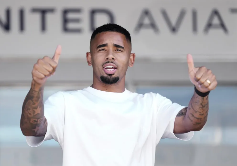 El delantero brasileño de 29 años, Gabriel Jesús, nuevo fichaje del FC Barcelona, a su llegada al aeropuerto. Foto: EFE