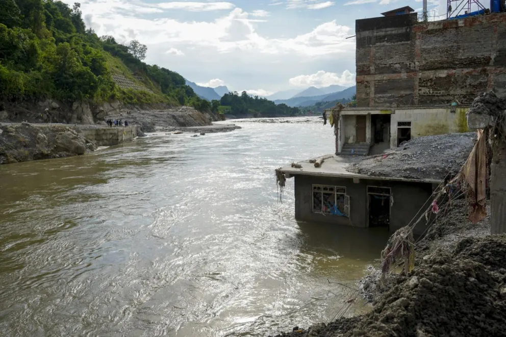 La riada sepultó Devighat, en el centro de Nepal, bajo barro, piedras y escombros, dejando calles y casas cubiertas y cadáveres aún atrapados entre los restos, mientras drones trasladan los cuerpos recuperados a una escuela cercana. Foto: EFE