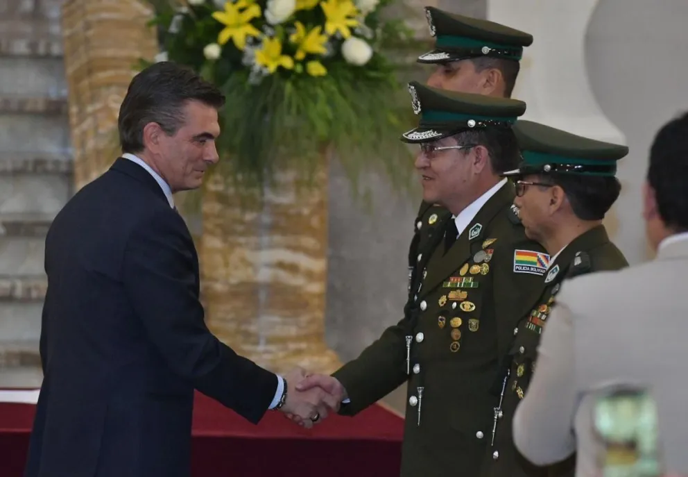 El coronel Alejandro Basto fue posesionado la tarde de este lunes como nuevo comandante general de la Policía Boliviana por el presidente Rodrigo Paz. Foto: APG