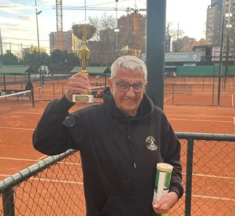 El tenista boliviano con su trofeo de campeón. Foto: Fernando Sattori.
