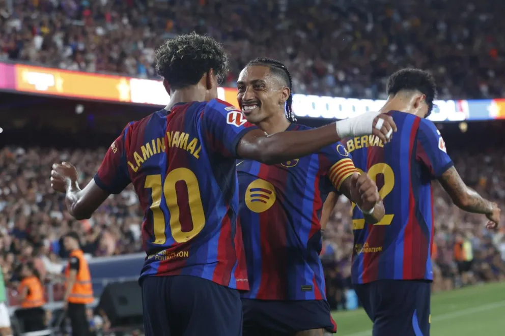 Raphinha (de frente) celebra su gol con Yamal. Foto: EFE.