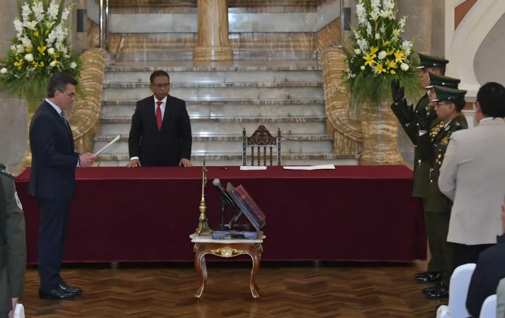 El presidente del Estado, Rodrigo Paz, posesiona al nuevo Alto Mando Policial. Foto: APG