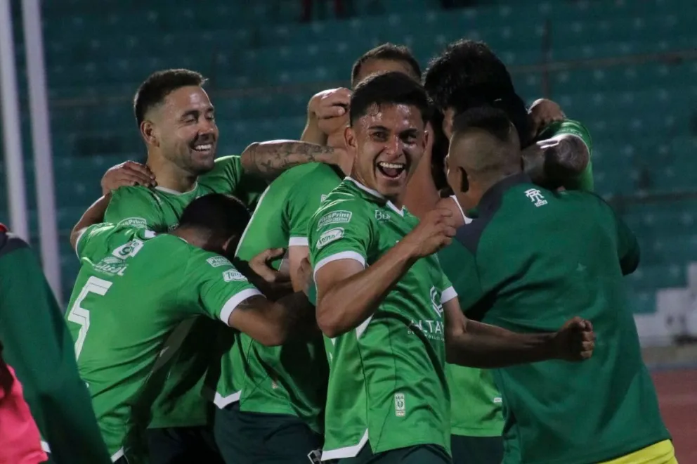 Jugadores de Tomayapo celebran uno de sus goles en Tarija. Foto: APG.