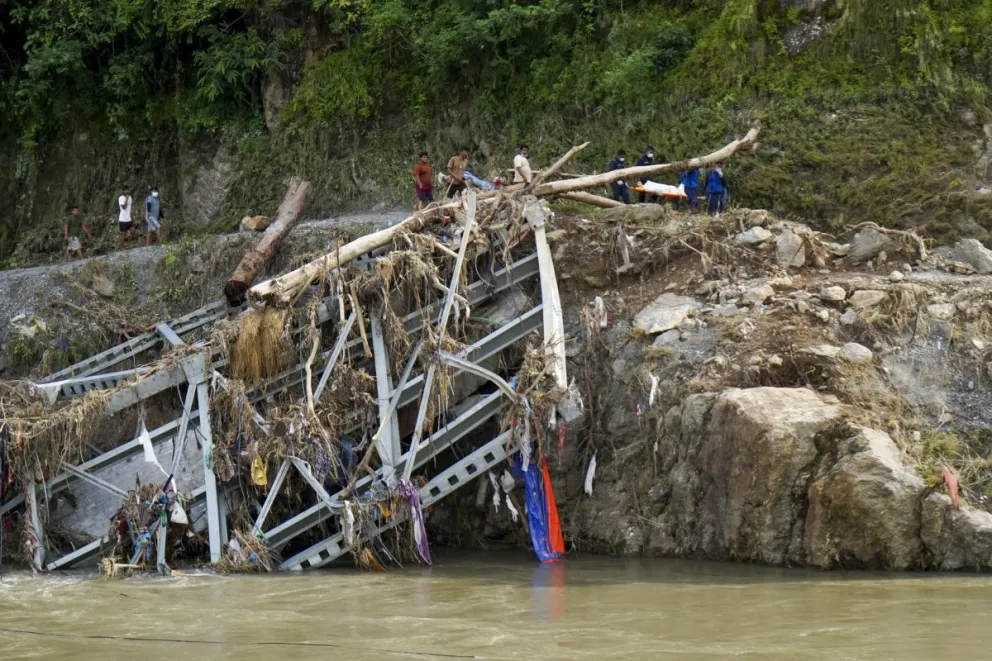El torrente sepultó secciones enteras de la aldea Devighat. Foto: EFE