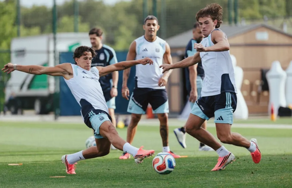 Nico Paz (der.) y Giuliano Simeone disputan una pelota en un entrenamiento de la selección argentina durante el Mundial. Foto: AFA