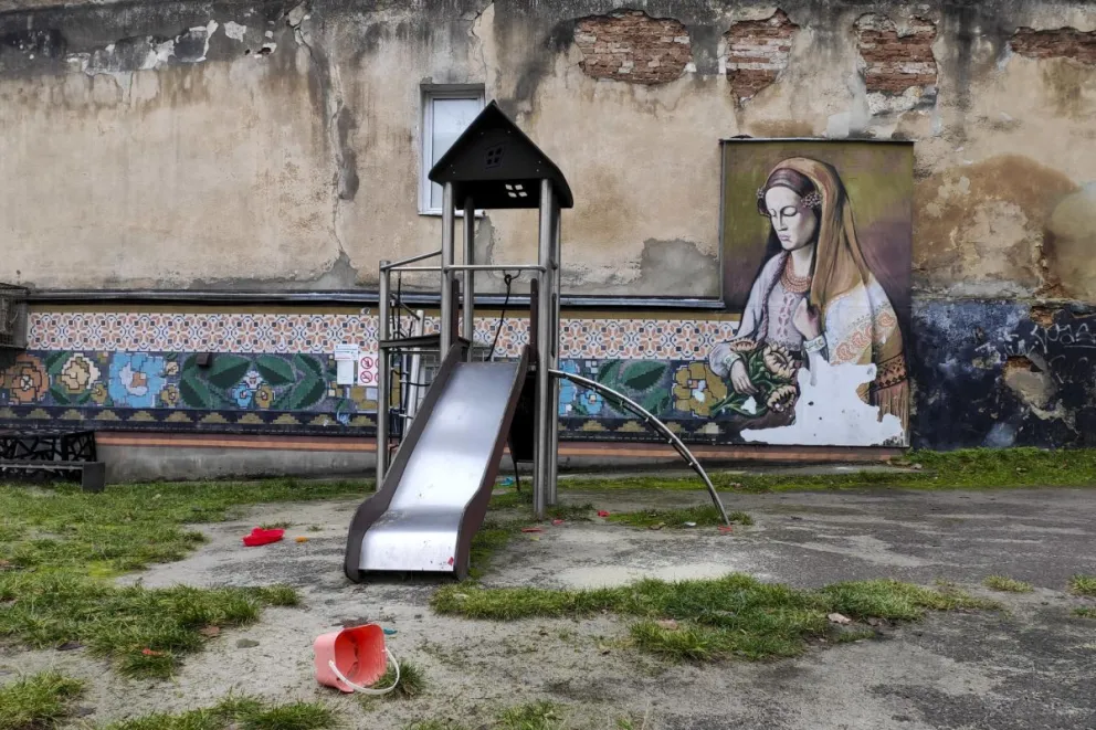 Un patio de recreo vacío en Leópolis. Foto: EFE 
