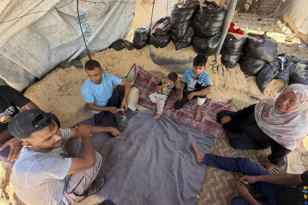Personas en el campo de desplazados Al Baj III, en Gaza. Foto: EFE