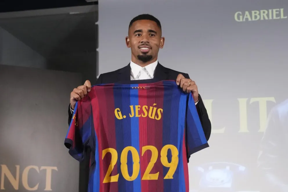 El delantero brasileño Gabriel Jesús muestra la camiseta del Barcelona durante su presentación. Foto: EFE