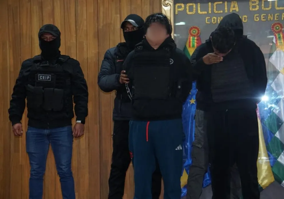 La Policía Boliviana presentó a “Jhonsson Pulpo” y a uno de sus cómplices durante una conferencia de prensa. Foto: APG