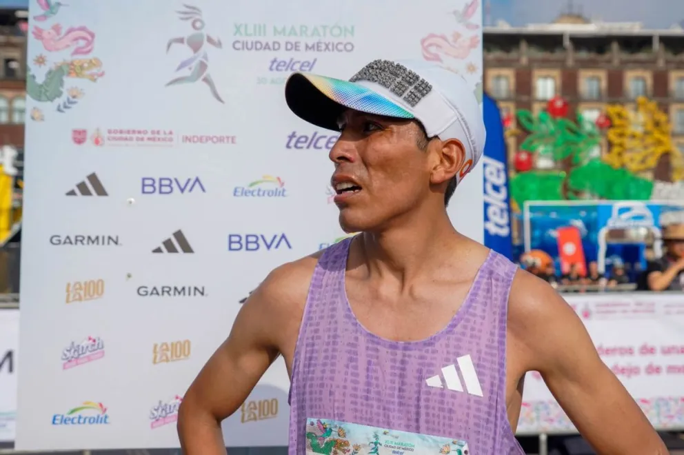 Garibay, luego de correr en la prueba azteca. Foto: Maratón de México.