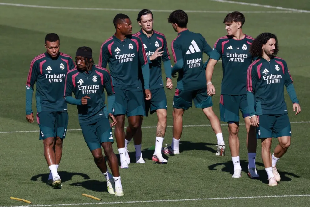Jugadores del Real Madrid: Mbappé (izq.), Diomande, Dumfries, Álvaro Carreras, Espí y Cucurella durante un entrenamiento. Foto: EFE