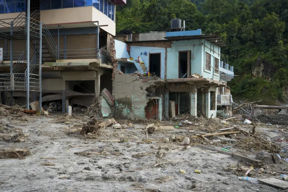 Calles de la población nepalí de Devighat, tras las riadas que arrasaron la ciudad. Foto: EFE