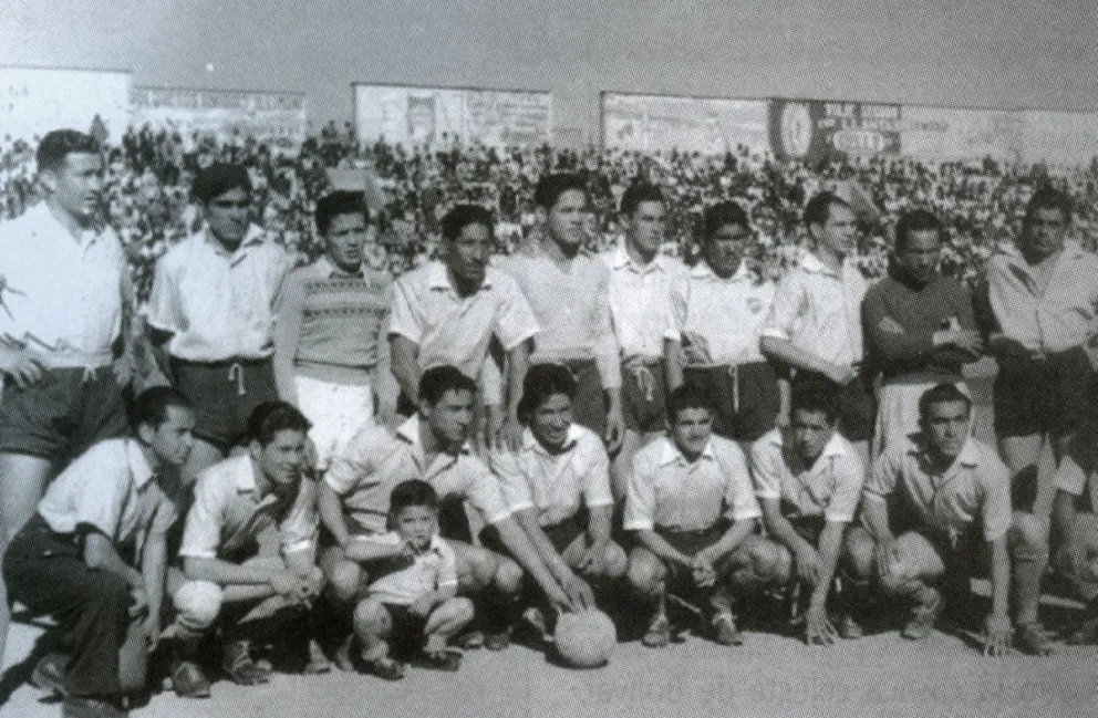 Equipo de Bolívar en 1950 que ganó su primer partido oficial en el fútbol profesional boliviano. Foto: Historia del Fútbol Boliviano