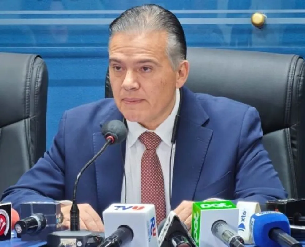 El ministro de Defensa, Ernesto Justiniano, en conferencia de prensa. Foto: Ministerio de Defensa