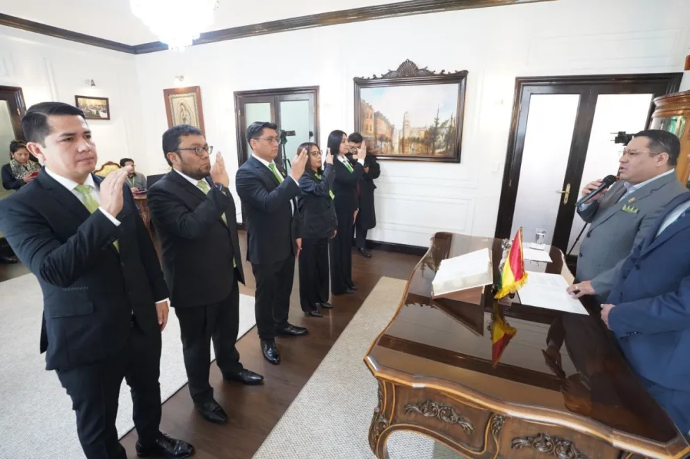 Roger Mariaca toma juramento a cinco nuevos fiscales departamentales. Foto: Fiscalía General