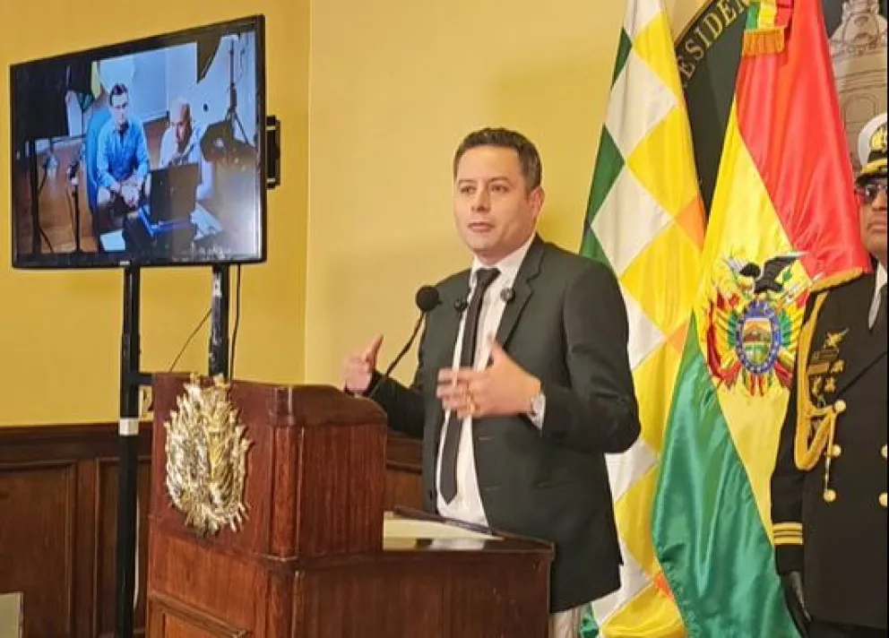 El vicepresidente presenta el audio a los medios de comunicación.