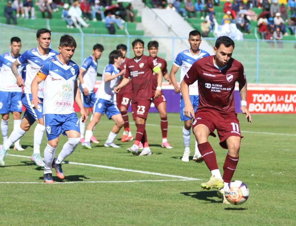 Miranda (der.), de Bolívar, domina la pelota en el cotejo. Foto: Agencia Marka Registrada.