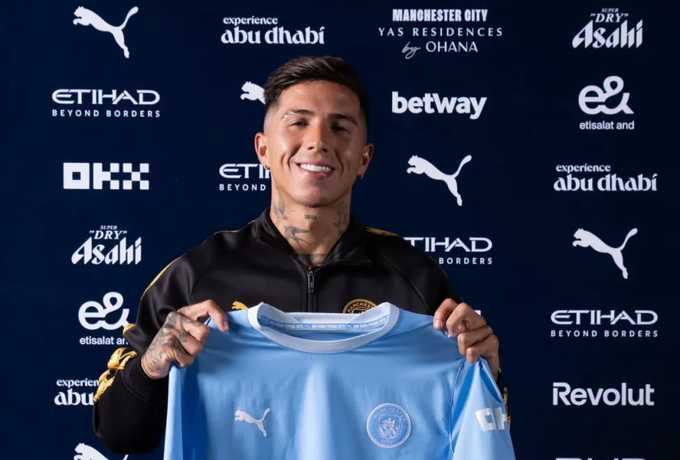 Enzo Fernández con la casaca de su nuevo club inglés. Foto: Manchester City.