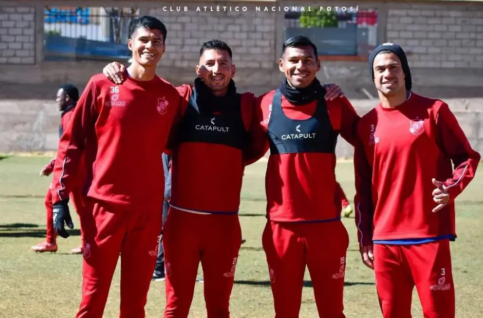 Jugadores de Nacional previo a su práctica. Foto: Nacional Potosí.