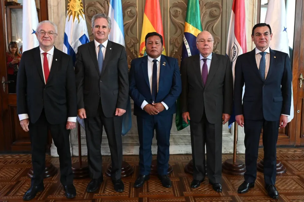 De izquierda a derecha los cancilleres de Uruguay, Mario Lubetkin; Argentina, Pablo Quirno; Bolivia, Héctor Francisco Huanca; Brasil, Mauro Vieira, y Paraguay, Rubén Ramirez Lezcano, posan tras una reunión del Mercosur este miércoles. Foto: EFE