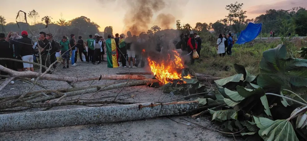 Estudiantes de la UNIBOL retoman bloqueo en la carretera Santa Cruz-Cochabamba. Foto: RKC