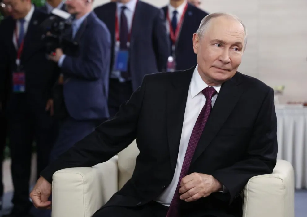El presidente ruso, Vladimir Putin, observa antes de una sesión plenaria del Foro Económico Oriental. Foto: EFE 