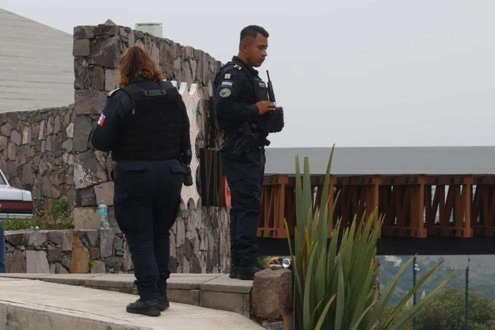 Policías custodian la zona donde se cometió un homicidio múltiple en el municipio Atizapan de Zaragoza (México). Foto: EFE